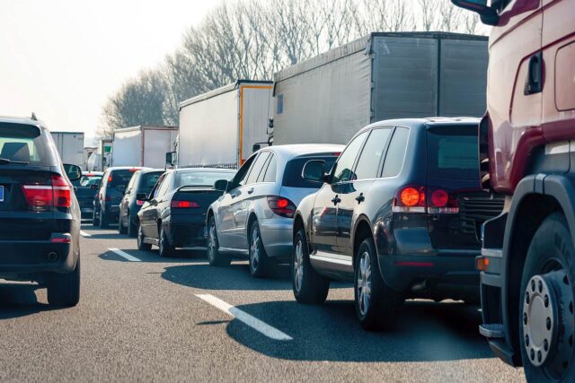 Autos und LKWS im Stau