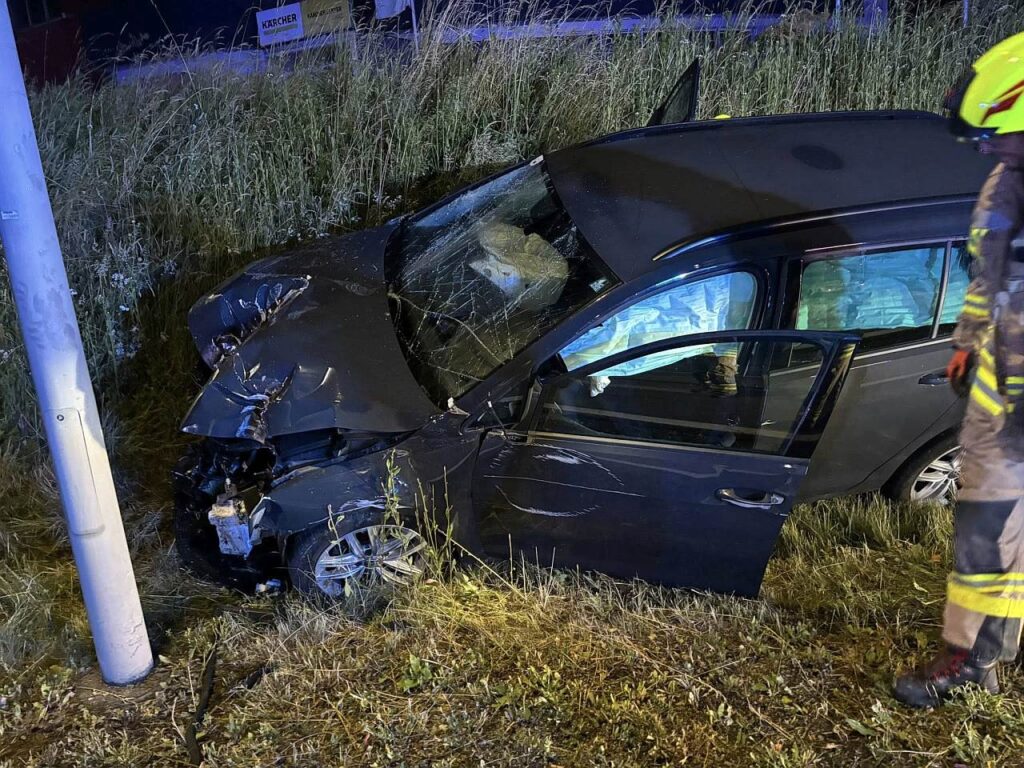 Auto gegen Lichtmast geprallt