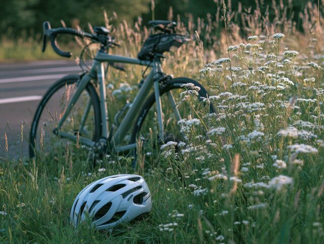 Rennrad neben Straße