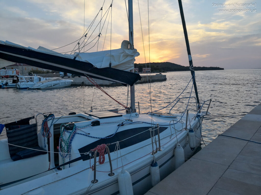 Segelboot im Hafen