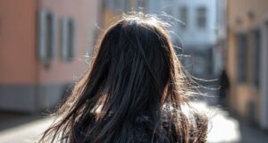 Mädchen ohne Kopftuch