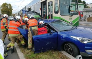 Straßenbahn Auto Unfall