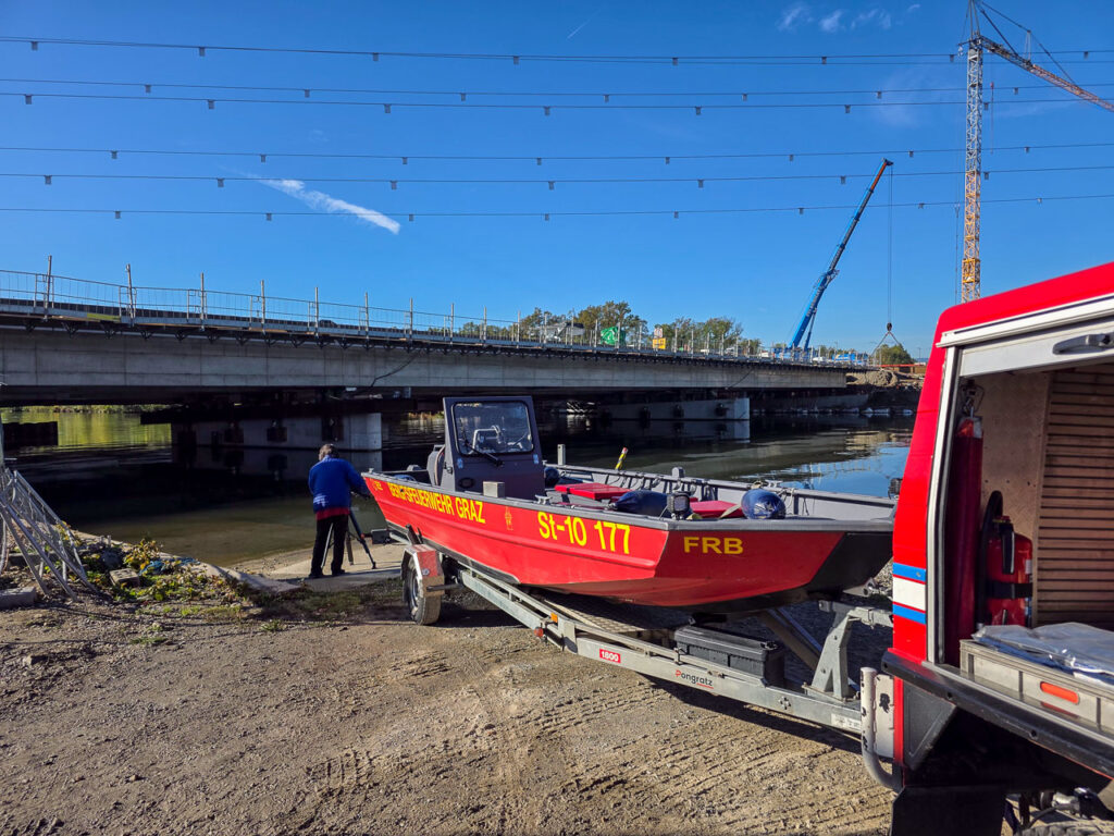 Feuerwehrboot Autobahnbrücke