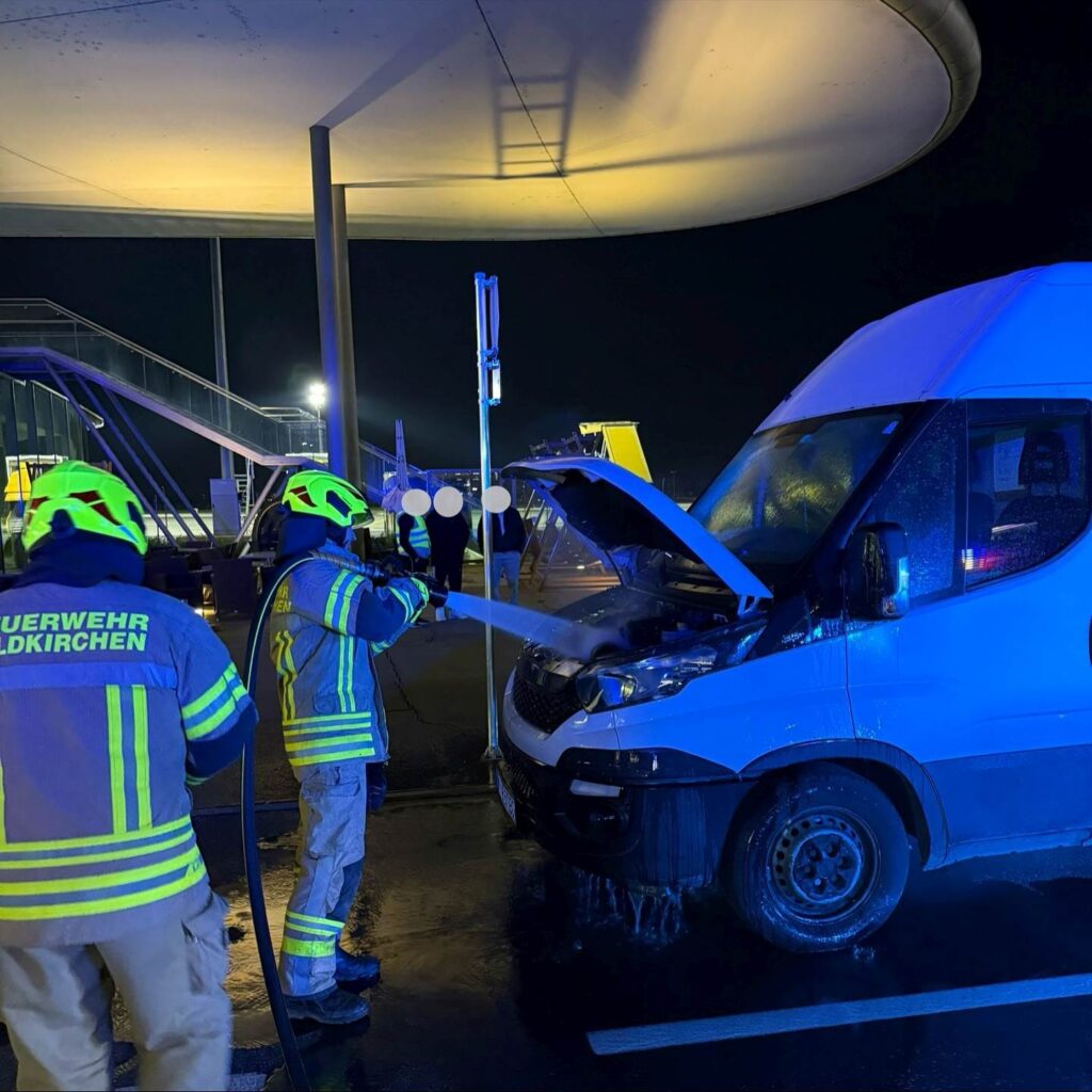 Auto brennt vor Flughafen Graz