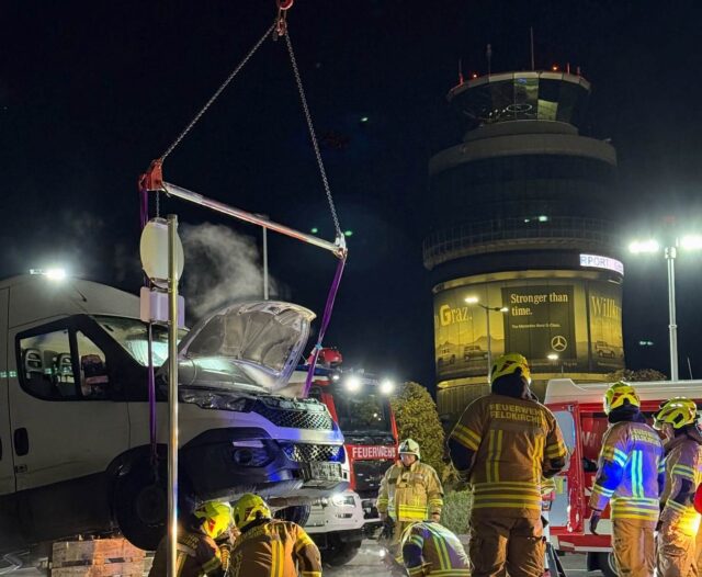 Fahrzeugbrand vor Flughafen Fahrzeugbrand vor Flughafen