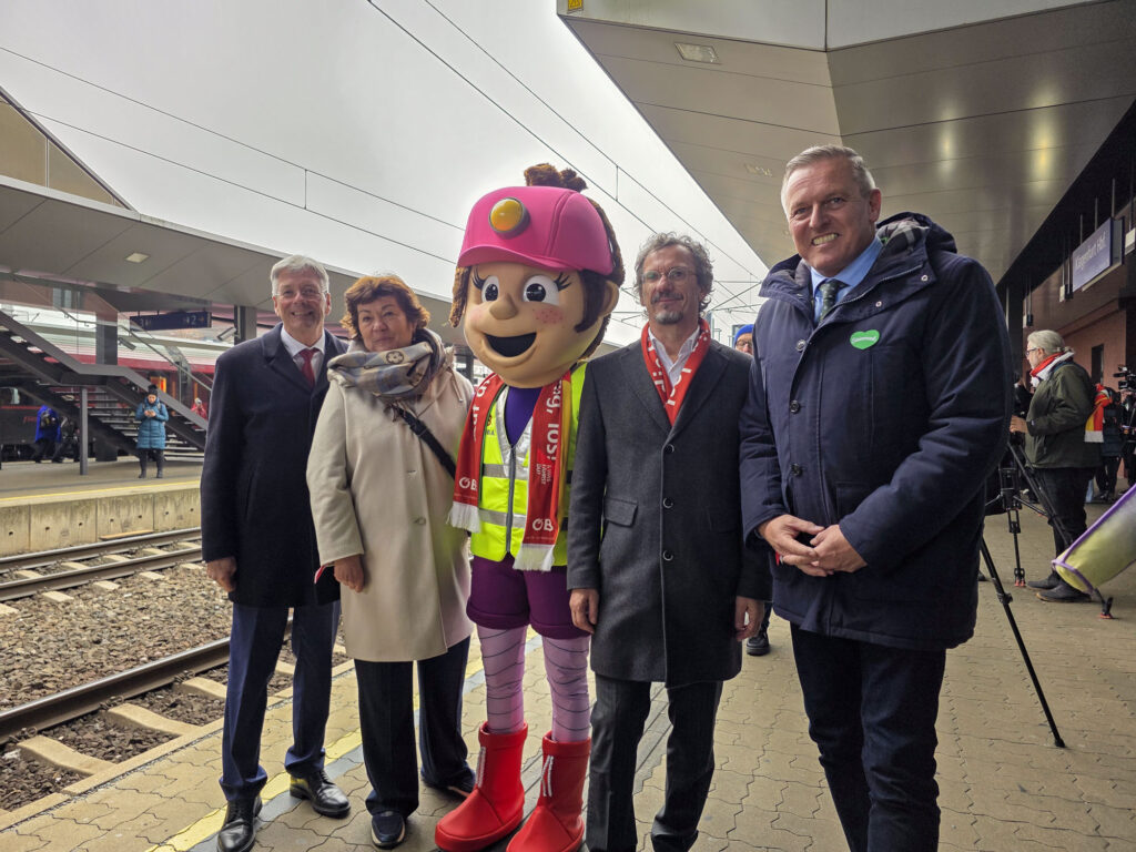 Kaiser Kunasek am Bahnhof