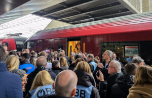 Koralmbahn feierlich eröffnet: Premierenfahrt, große Feste und kurze Aufregung am Tunnel Koralmbahn Premierenfahrt Ankunft in Klagenfurt