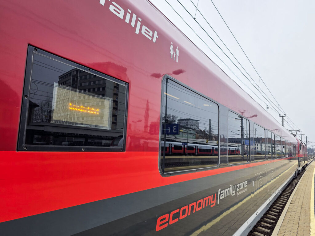 ÖBB Railjet am Bahnhof Klagenfurt
