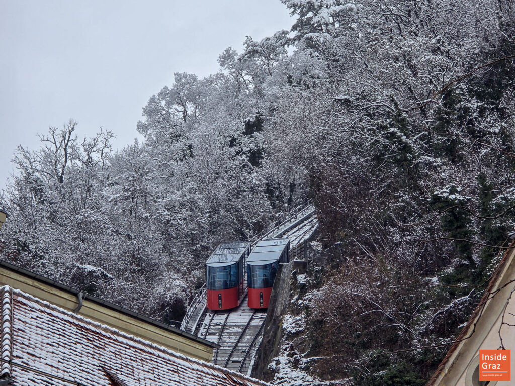 Schloßbergbahn in Schneelandschaft