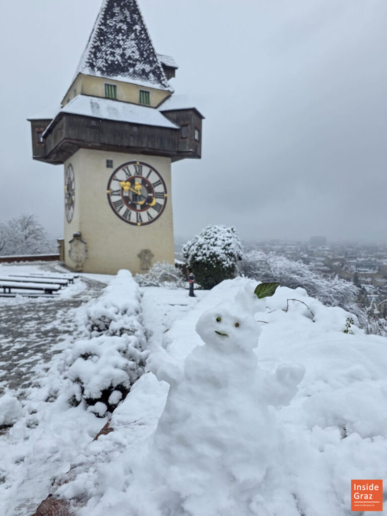 Schneemann vor dem Uhrturm