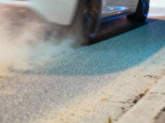 Illegales Straßenrennen endet abrupt – Fahrer fordert ausgerechnet Polizei heraus Strassenrennen