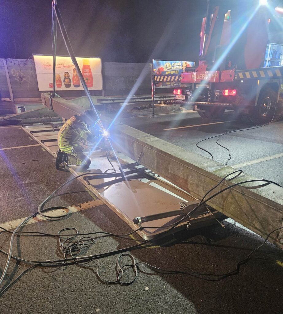 Überkopfwegweiser stürzt auf Fahrbahn