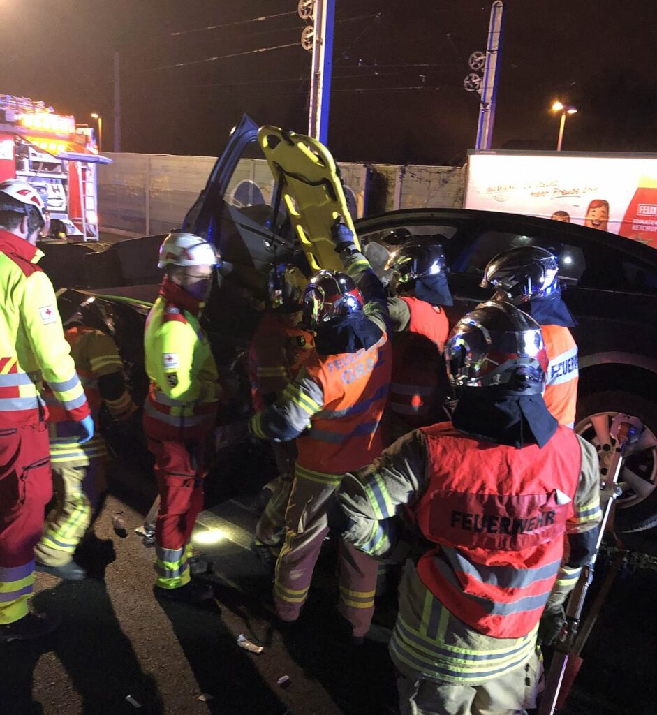 Feuerwehr befreit Lenkerin