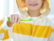 Kinderzahnpasta im Test 2026: Die billigsten sind die besten Kind Zähneputzen