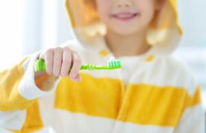 Kinderzahnpasta im Test 2026: Die billigsten sind die besten Kind Zähneputzen