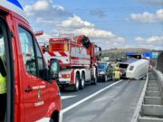 Pferdeanhänger auf A2 umgestürzt – zwei Pferde unverletzt gerettet