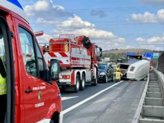 Pferdeanhänger auf A2 umgestürzt – zwei Pferde unverletzt gerettet