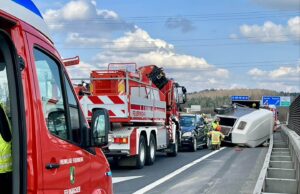 Pferdeanhänger auf A2 umgestürzt – zwei Pferde unverletzt gerettet