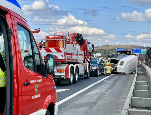autobahn-pferdeanhaenger-unfall