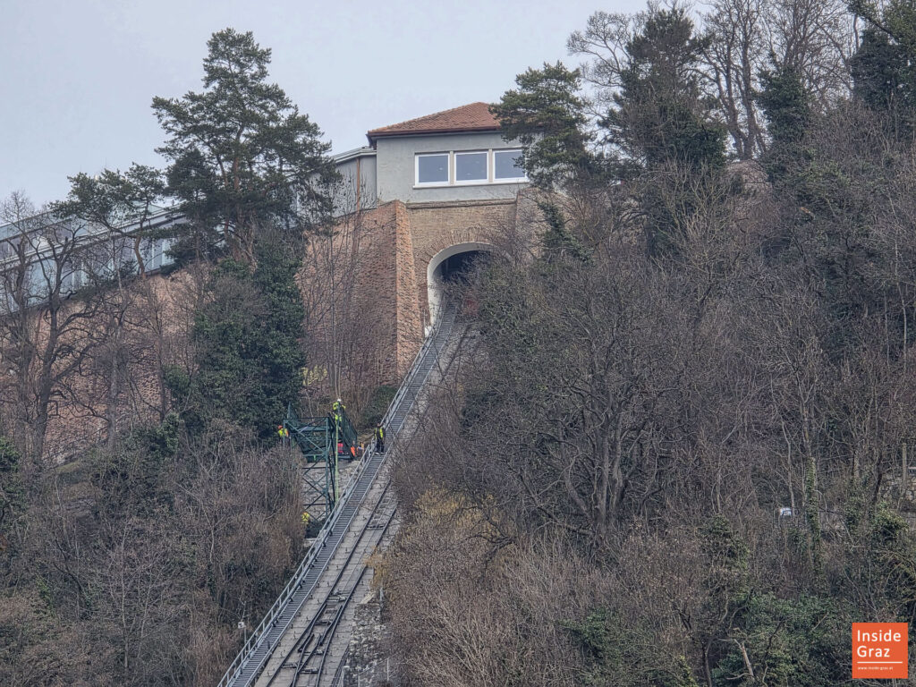 Hubschrauber brachte Brücke