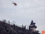 Video: Hubschrauber über dem Grazer Schloßberg Hubschrauber über dem Uhrturm
