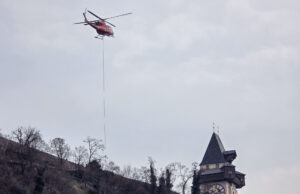 Video: Hubschrauber über dem Grazer Schloßberg Hubschrauber über dem Uhrturm