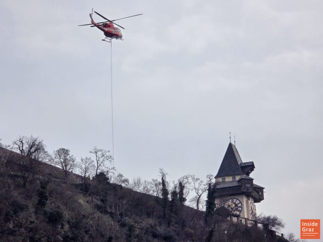 Hubschrauber über dem Uhrturm Hubschrauber über dem Uhrturm