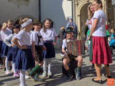 Schulklassen eröffnen Josefitage mit Volkstanz im Grazer Landhaushof