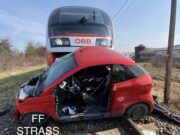 Pkw von Zug erfasst – 67-Jähriger schwer verletzt