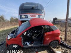 Pkw von Zug erfasst – 67-Jähriger schwer verletzt