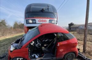 Pkw von Zug erfasst – 67-Jähriger schwer verletzt