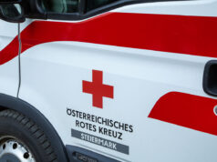 Unfall auf Einkaufszentrum-Parkplatz in Graz – 21-Jährige leicht verletzt Rotes Kreuz Rettungsauto