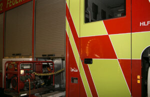Flüssiger Stahl löst Brand aus – drei Verletzte in Graz Feuerwehrauto Nacht