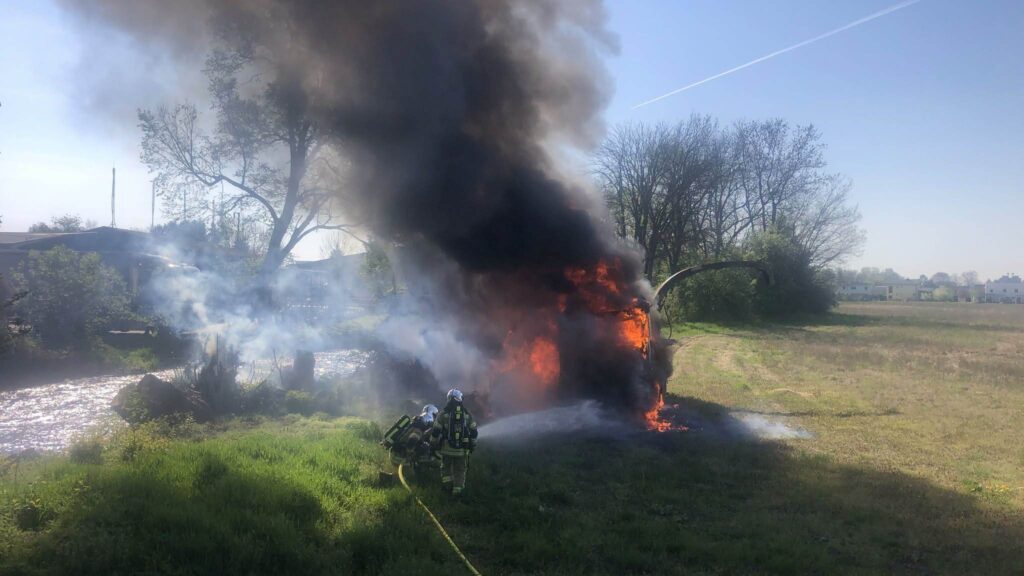 LKW Brand in Graz Puntigam Feuerwehr