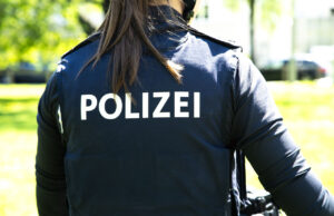 Tierhalter beißt eigenen Welpen – Festnahme nach Widerstand Polizei im Park