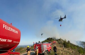 Waldbrand Eisbach-Rein Hubschrauber