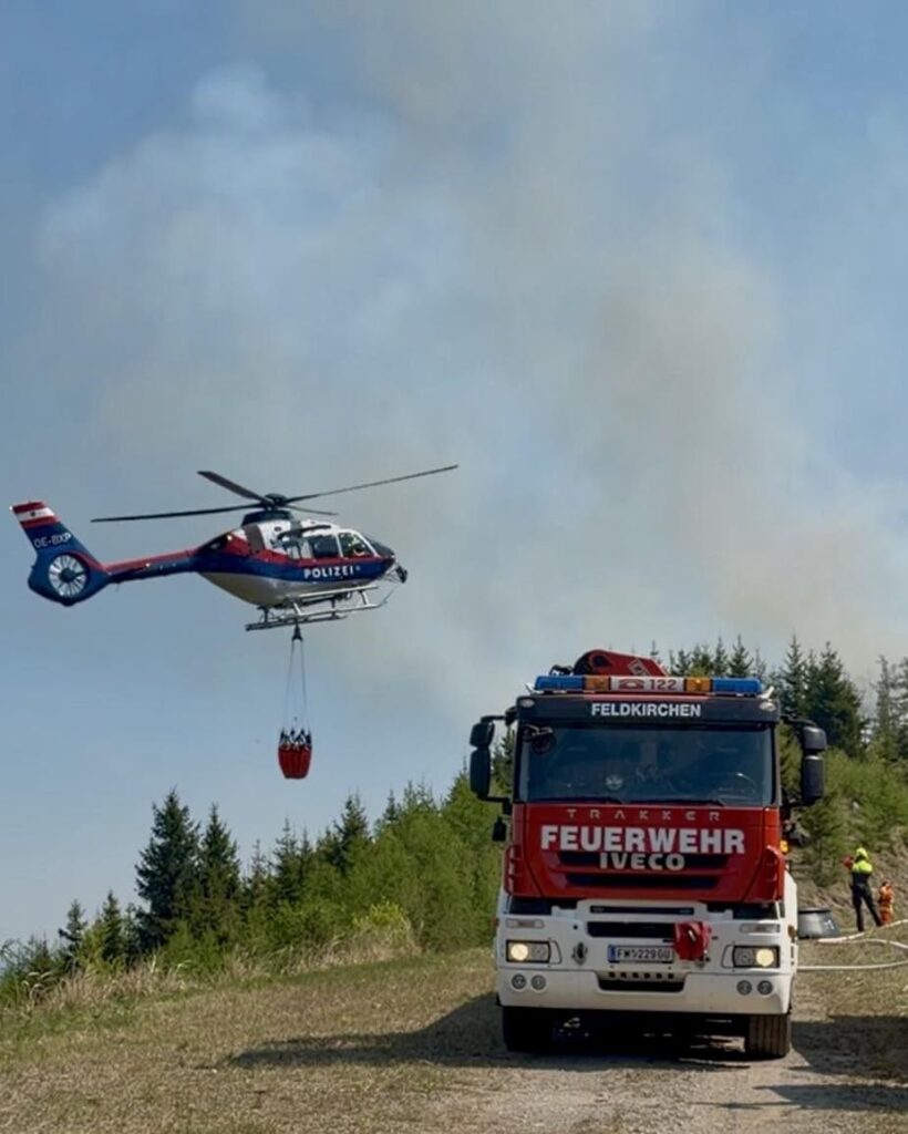 Polizeihubschrauber bekämpft Waldbrand