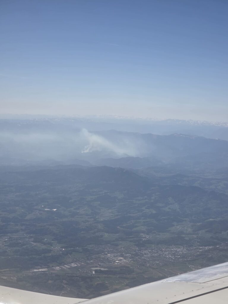 Waldbrand aus dem Flugzeug fotografiert