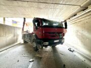 Lkw bleibt in Unterführung bei Feldkirchen hängen