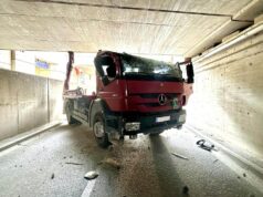 Lkw bleibt in Unterführung bei Feldkirchen hängen