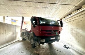 Lkw bleibt in Unterführung bei Feldkirchen hängen