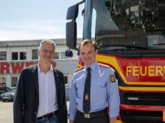 6.505 Einsätze: Grazer Berufsfeuerwehr vor neuen Aufgaben Stadtrat Manfred Eber und Branddirektor Gernot Ranftl vor einem der drei neuen Drehleiterfahrzeuge