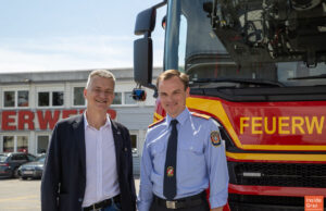6.505 Einsätze: Grazer Berufsfeuerwehr vor neuen Aufgaben Stadtrat Manfred Eber und Branddirektor Gernot Ranftl vor einem der drei neuen Drehleiterfahrzeuge
