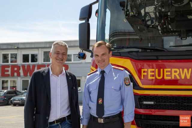 Eber Ranftl Feuerwehr Stadtrat Manfred Eber und Branddirektor Gernot Ranftl vor einem der drei neuen Drehleiterfahrzeuge