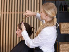 Warum Menschen zum Friseur gehen – und warum die Branche Entlastung fordert Frisörin
