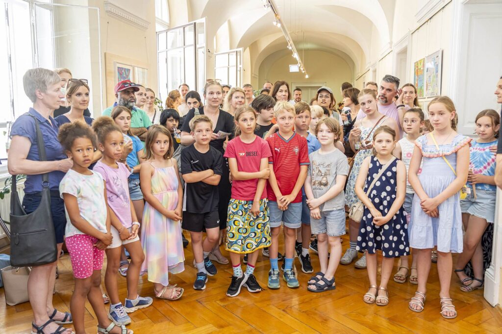 Kinder zeigen ihr Vorstellung der Stadt Graz in der Zukunft