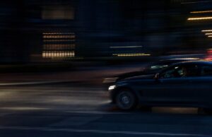 Straßenrennen in Graz: Zwei Lenker mit 123 km/h gestoppt Autos rasen in der Nacht
