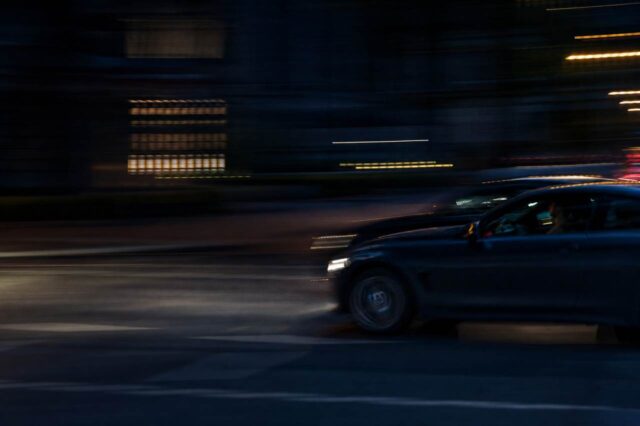 Autos rasen in der Nacht Autos rasen in der Nacht