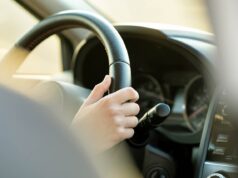 Jeder vierte junge Mensch fuhr schon alkoholisiert: Neue Studie zeigt riskantes Verhalten im Straßenverkehr Autofahrerin im Auto