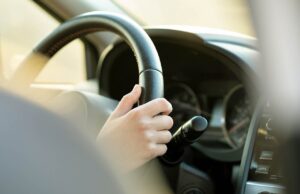 Jeder vierte junge Mensch fuhr schon alkoholisiert: Neue Studie zeigt riskantes Verhalten im Straßenverkehr Autofahrerin im Auto
